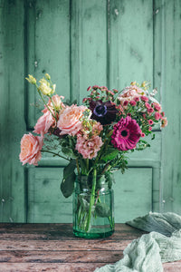 fond photo porte verte ancienne. gris effet cottage