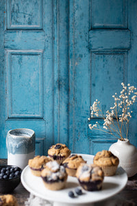 fond photo en bois bleu clair avec un esprit porte bleue de cottage, vieilli pour photographie culinaire, still life, vintage