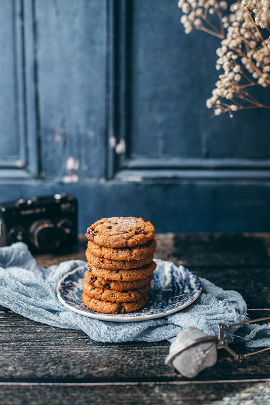 fond photo en bois bleu, effet porte ancienne cottage bleu foncé pour photographie culinaire et still life