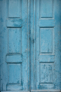 fond photo en bois bleu clair avec un esprit porte bleue de cottage, vieilli pour photographie culinaire, still life, vintage