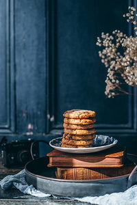 fond photo en bois bleu, effet porte ancienne cottage bleu foncé pour photographie culinaire et still life