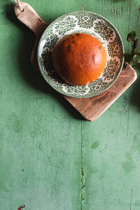 fond photo en bois vert, effet vieille porte verte avec détails anciens, pour photographie culinaire et stylisme photo. fond photo pastryandtravel, tout droit réservé