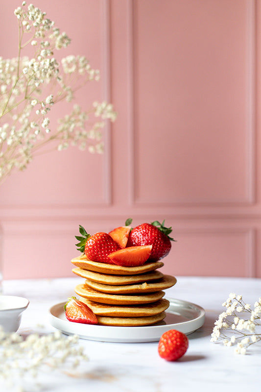 fond photo effet mur rose à moulures parisiennes, fond pour paques, photographie culinaire et publicitaire, studio photo. Fond bois effet moulure, rose