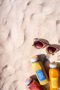 fond photo effet plage de sable blanc et lagon tropical bleu, pour photographie produit et artisanat.