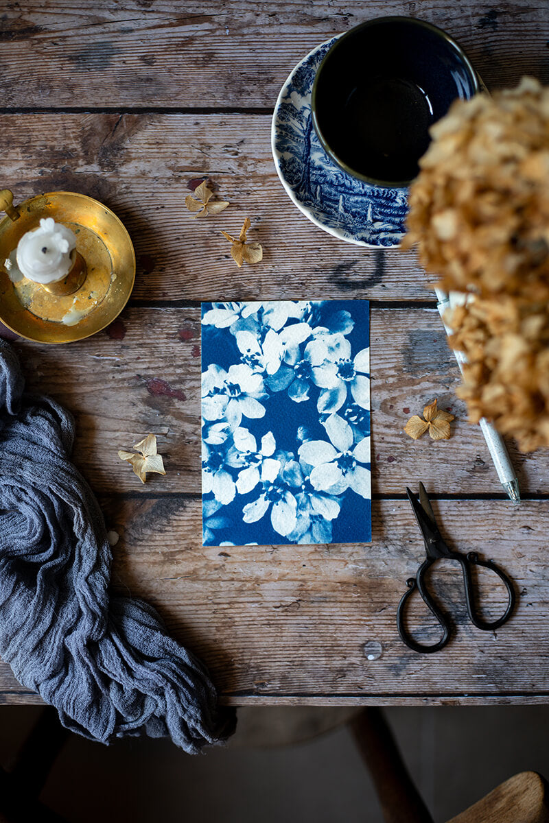 fond photo table en bois ancienne, avec des taches de peinture pour atelier d'artiste. fond photo pour artisan, peintre, artiste