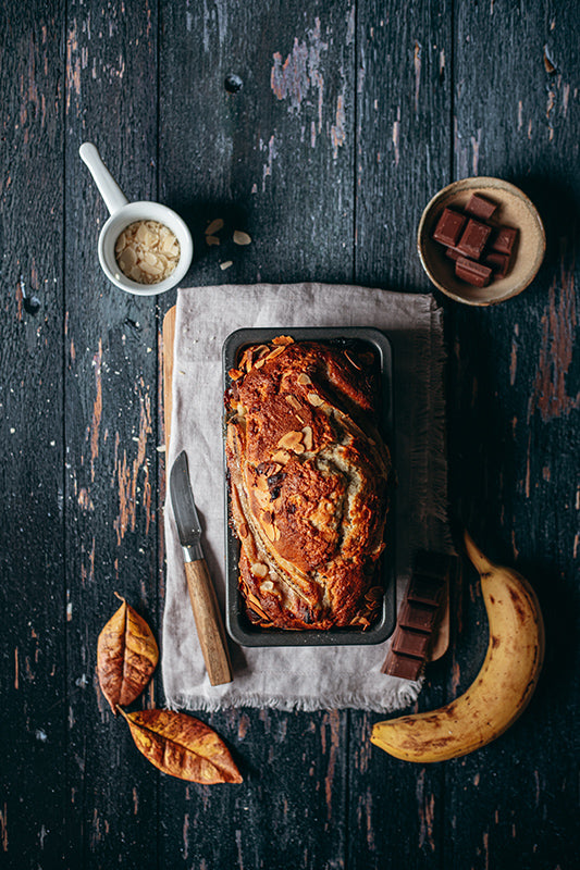 fond photo noir en bois, imitation porte ancienne. Pour photographie culinaire, photo produit, studio photo