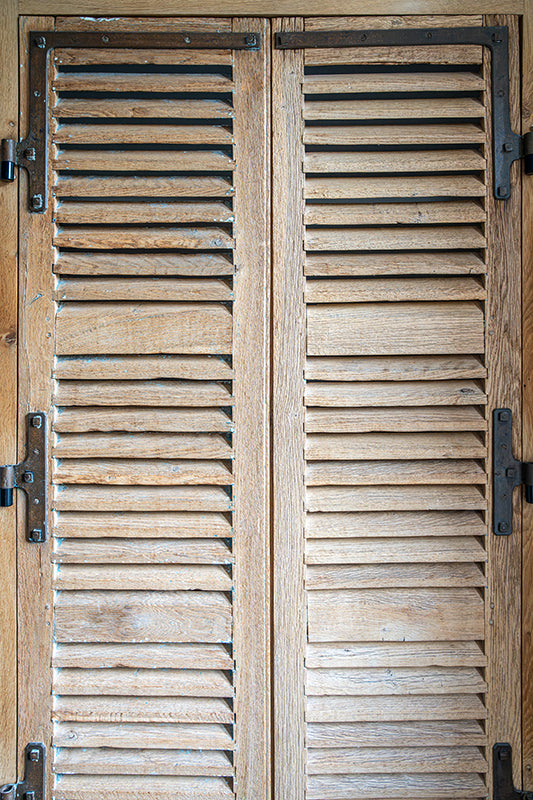 fond photo effet volet camapgne en bois blanc vieilli, pour photographie vintage, rustique et still life. pour photographie produit autour du printemps