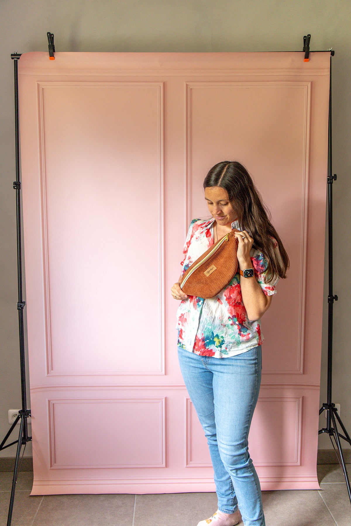 fond photo grand format en toile effet moulures roses, pour studio photo, artisanat, photographe, createur de contenus