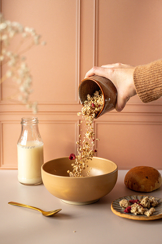 fond photo à moulures parisiennes beige pour photographie culinaire et produit