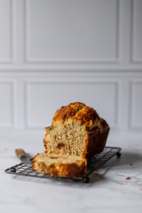 fond photo blanc effet moulures sur mur parisien. parfait pour la photographie culinaire ou cosmetique. photo produit